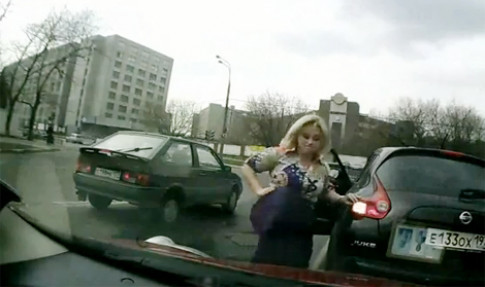  Nữ tài xế tung cước vào đầu xe đối thủ 