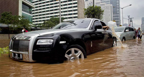 Đồ đạc ‘bơi lội’ trong xe triệu đô ngập nước 