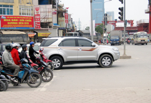  Người Việt và thói quen ‘lái ôtô kiểu xe máy’ 