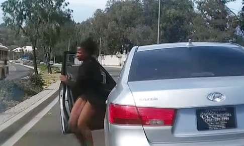  Nữ tài xế mở cửa nhảy ra khỏi ôtô đang chạy 