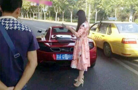  Nữ tài xế Trung Quốc làm móp sườn siêu xe McLaren 