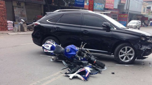 Tai nạn với Lexus RX khiến chiếc môtô Suzuki vỡ đầu