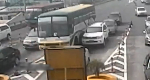  Tài xế xe buýt tránh tai nạn bằng cách khó tin 