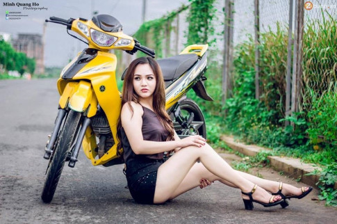 Yamaha 125ZR tông vàng nổi bật đọ dáng cùng Hot Girl xinh đẹp tại Trà Vinh