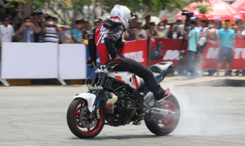  Biểu diễn môtô mạo hiểm tại Sài Gòn 