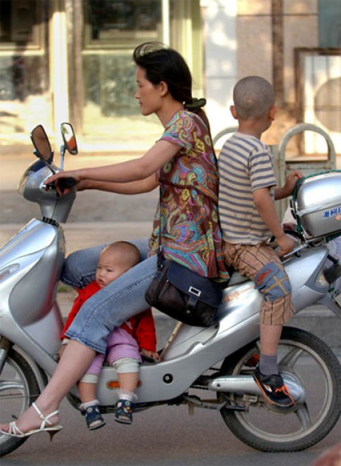  Đánh cược tính mạng trẻ em trên xe máy 