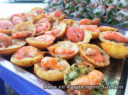 Đi ăn hàng bánh khọt vỉa hè có tôm nhảy “khổng lồ” to nhất Sài Gòn
