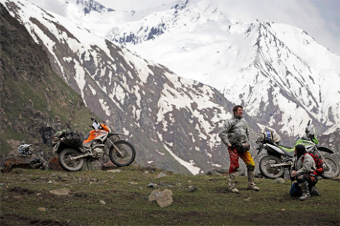  Vượt 4.500 km bằng xe máy trên dãy Himalaya 