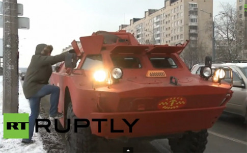  Xe lội nước quân sự làm taxi ở Nga 