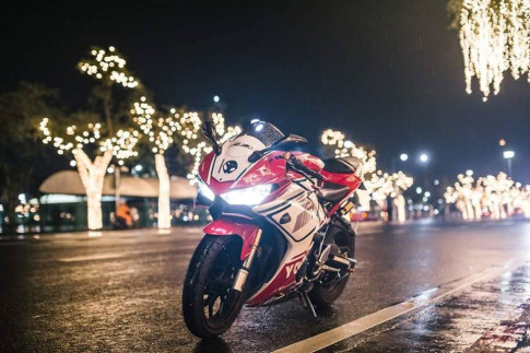 Yamaha R3 đẹp huyền ảo dưới ánh đèn đường phố