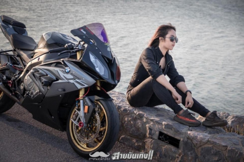 Đỏ mắt với Siêu mô tô BMW S1000RR đọ dáng với chủ nhân xinh đẹp