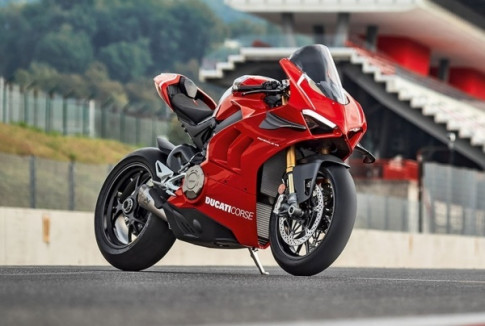 Ducati Panigale V4R trang bị ống xả dành riêng từ Akrapovic tăng sức mạnh lên 230 mã lực