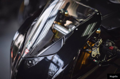 Ducati V4S Panigale vẻ đẹp toàn năng với trang bị full Black
