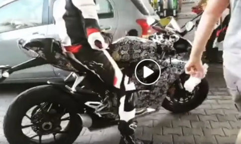 [Video] Cận cảnh Ducati Panigale 959 2020 hoàn toàn mới khi đang chờ đổ xăng