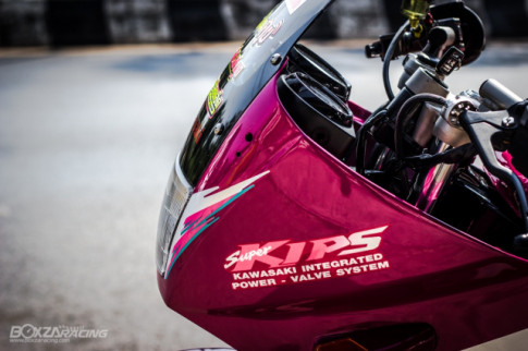 Kawasaki Kips 150 độ:huyền thoại 2 thì trở nên ngọt ngào với bộ áo sắc hồng