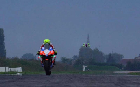 Điều gì sẽ xảy ra khi Drone racing phải bay sau Ducati Panigale V4 R trên đường đua?