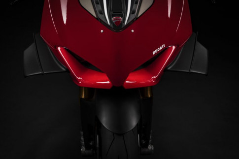 Ducati Panigale V4 2020 - Khí động học tốt hơn, sửa đổi hỗ trợ người lái, tăng tốc tốt hơn