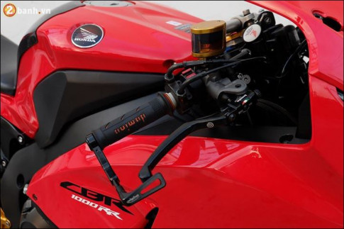 Honda CBR1000RR ‘Bò mộng’ biến chất cực ngầu từ Biker Thái