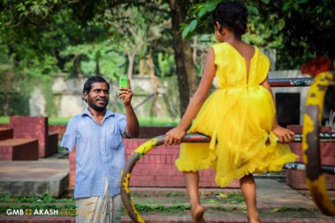 Niềm hạnh phúc của người cha ăn xin tích góp tiền 2 năm để mua váy mới tặng con gái