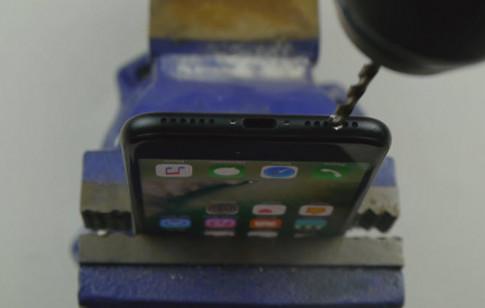 Video: “Phì cười” với màn tạo giắc cắm tai nghe cho iPhone 7