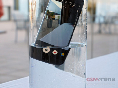 Video: Thử nghiệm tính năng chống nước của Samsung Galaxy S7