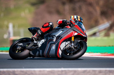 Chiếc xe đua điện Ducati V21L đang được lái thử trên đường đua