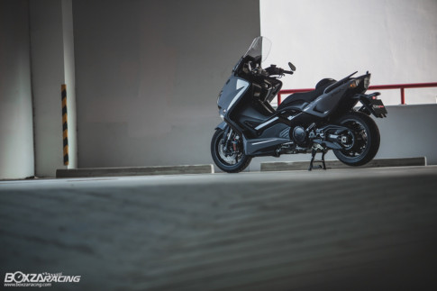 Yamaha Tmax độ chất chơi tạo dáng dưới Garage