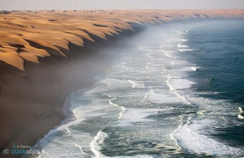 Cảnh tượng ngoạn mục nơi sa mạc gặp biển