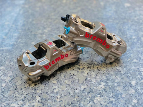 Heo dầu Brembo Racing MotoGP có giá bán mắc hơn cả R3 2020