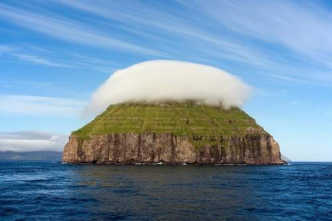 Kỳ lạ hòn đảo “đội mây” Litla Dimun