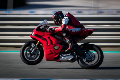 Lộ tin Ducati Panigale V4 tiết lộ những cải tiến điện tử trong năm 2023?