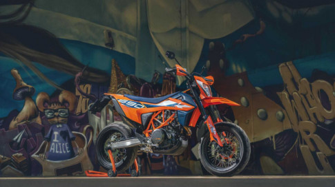 KTM 690 SMC R 2023 và Enduro R 2023 được cập nhật trang bị và ABS