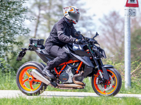 Lộ diện KTM 1290 Super Duke R 2023 được nâng cấp khuôn mặt mới