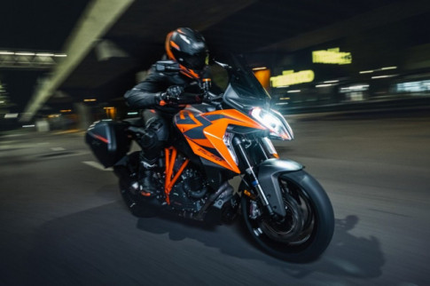 KTM 1290 Super Duke GT 2022 trình làng, nổi bật với nhiều cải tiến đáng giá