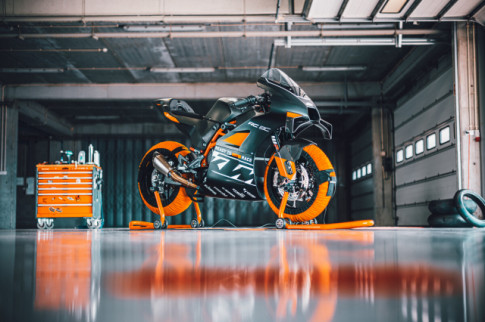 KTM RC 8C 2023 được thiết lập cho năm mới thêm phần sắc xảo