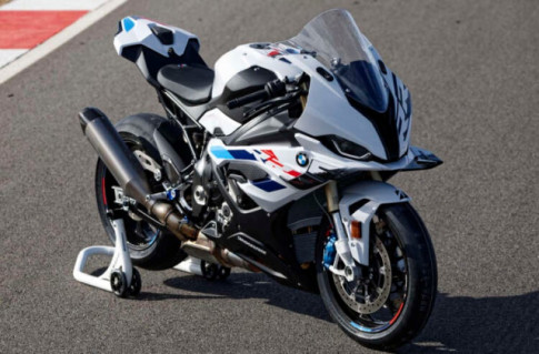 BMW S1000RR 2023 hiện đã có mặt tại Malaysia với giá từ 668 triệu đồng